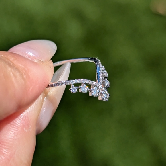 14K White Gold Diamond Crown V Shape Ring - Picture 4 of 8